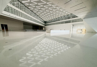 现代简约风格的空旷室内空间