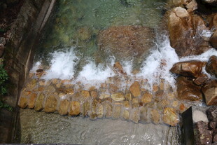 山间溪流水花飞