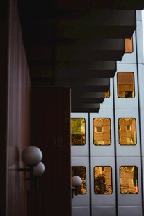 透过缝隙看多彩建筑方块