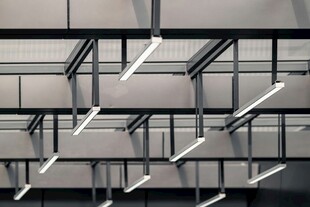 现代办公空间的条形灯具