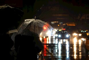 雨夜街头撑伞的行人