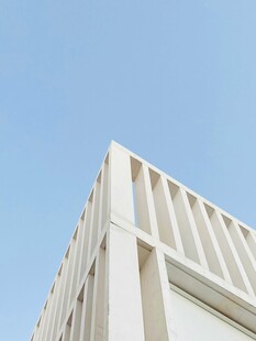 现代简约白色建筑一角