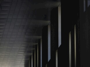 狭长通道中的建筑结构