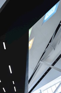 现代建筑内部灯光结构