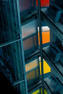 现代建筑内部多彩空间景观