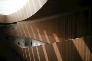 室内光影下的建筑结构细节