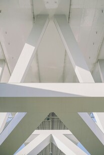 仰视建筑内部结构