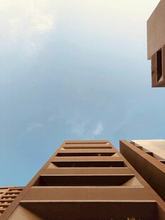 仰视视角下的现代建筑