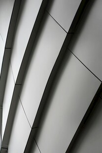 现代建筑独特几何线条外观