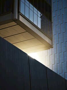 黄昏下的建筑光影一角