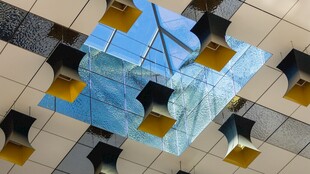室内天窗下的吊灯景观