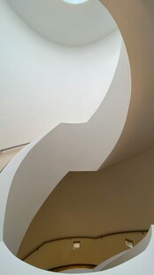 现代建筑内部独特弧形结构