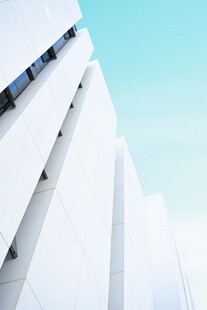 现代建筑外观独特视角