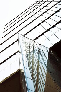 现代玻璃幕墙建筑外观