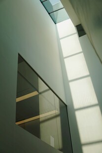 室内光影下的现代建筑空间