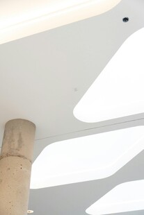 室内天花板灯具与立柱