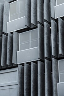 整齐排列的灰色方块建筑