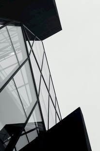 现代建筑独特几何外观