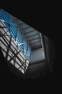 工业风建筑内部天窗景观