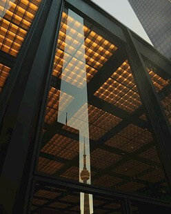 现代建筑独特透光结构