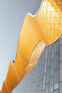 金色波浪形建筑外观