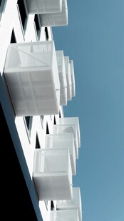 现代建筑外观仰视视角
