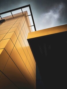 现代建筑光影下的一角