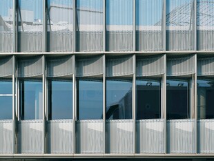 现代金属框架建筑外观