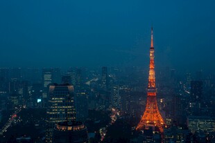 夜幕下的东京塔璀璨夺目