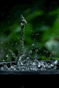 水滴飞溅瞬间