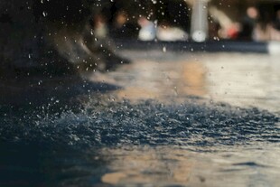 水滴溅落于地面的瞬间