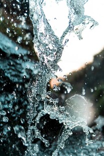 水珠覆盖的玻璃景象