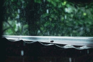 雨中屋檐
