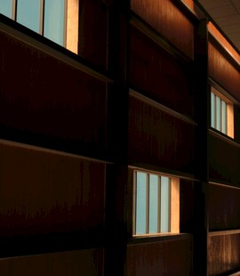 黄昏下的建筑窗户景观