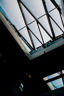 室内仰视玻璃屋顶结构