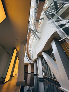 现代建筑内部走廊空间