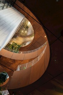 现代弧形木质建筑局部