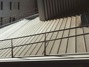 城市建筑屋顶金属遮阳板