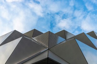 独特几何建筑与蓝天白云