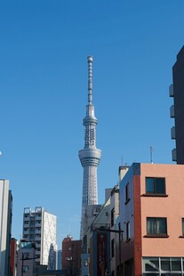 东京城市景观中的高塔