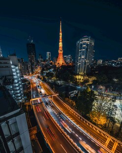 东京夜景中的车流与塔景