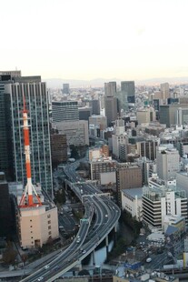 城市高架桥与林立建筑景观