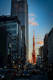 东京城市街景中的地标建筑