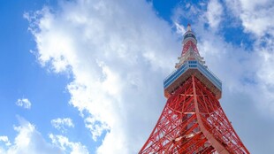 东京塔矗立蓝天