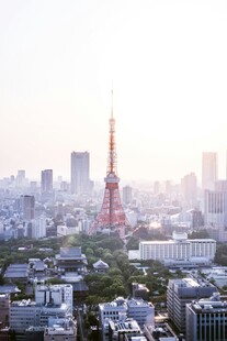 东京城市景观中的铁塔