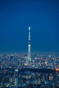 东京夜景中的璀璨晴空塔