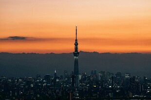 日暮下的城市高塔景观
