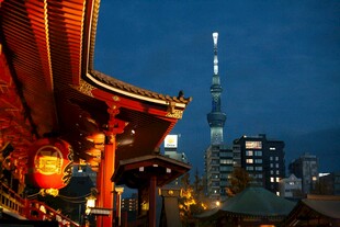古建夜景与现代高楼相映