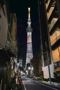 东京塔夜景下的城市街道