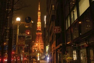 东京街头夜景中的璀璨铁塔